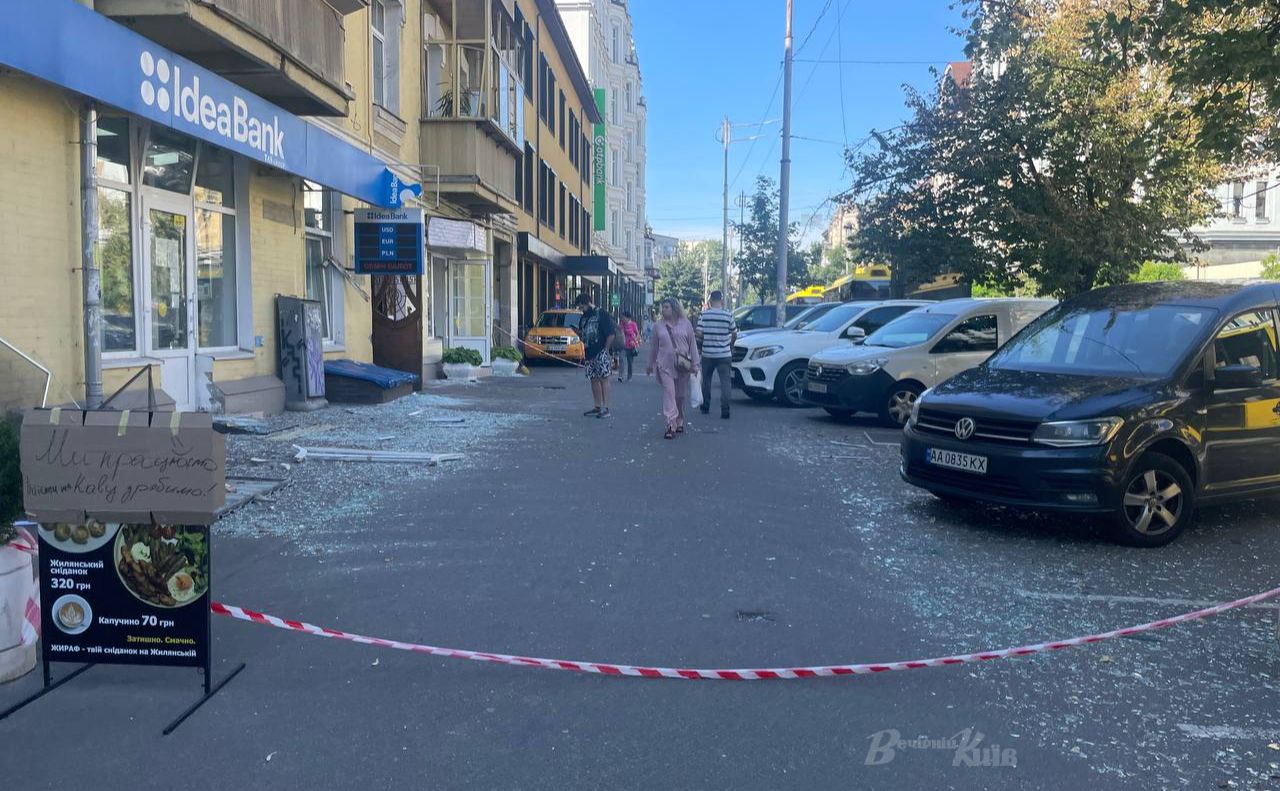 Цілі вулиці опинились під обстрілом рф в ніч на 28 серпня в Голосіївському районі. Фото: Борис Корпусенко