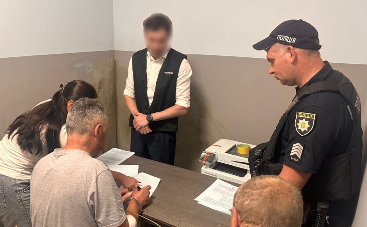 Зловмисник здійснив кілька пострілів у батька та його 28-річного сина. Фото: поліція