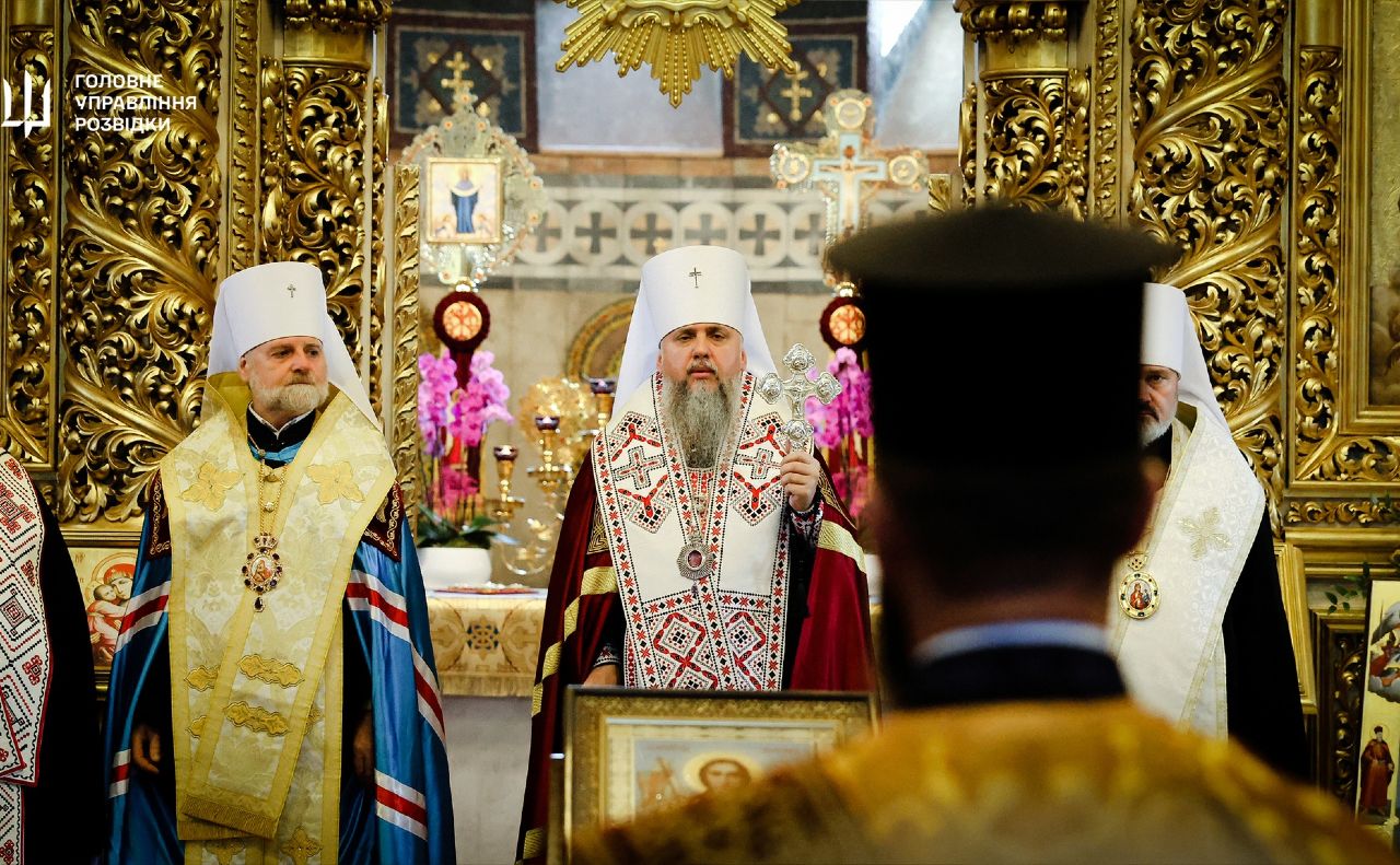 Митрополит Епіфаній під час молитви за воїнів. Фото: ГУР