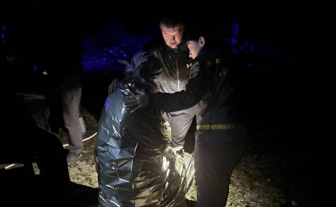 Поліція надає допомогу постраждалим від нічного обстрілу. Фото: Нацполіція