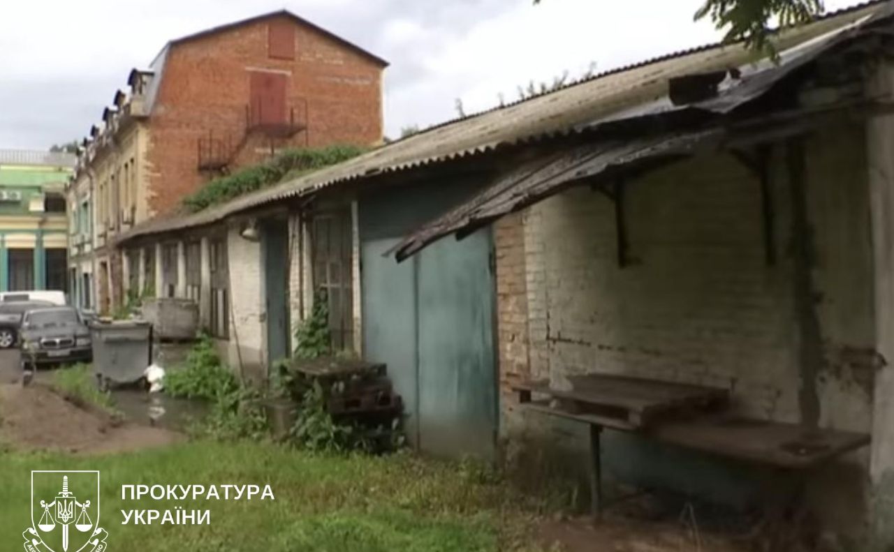 Прокуратура через суд скасувала право власності на неіснуючу будівлю на Подолі у дворі Департаменту охорони культурної спадщини КМДА. Фото: прокуратура України