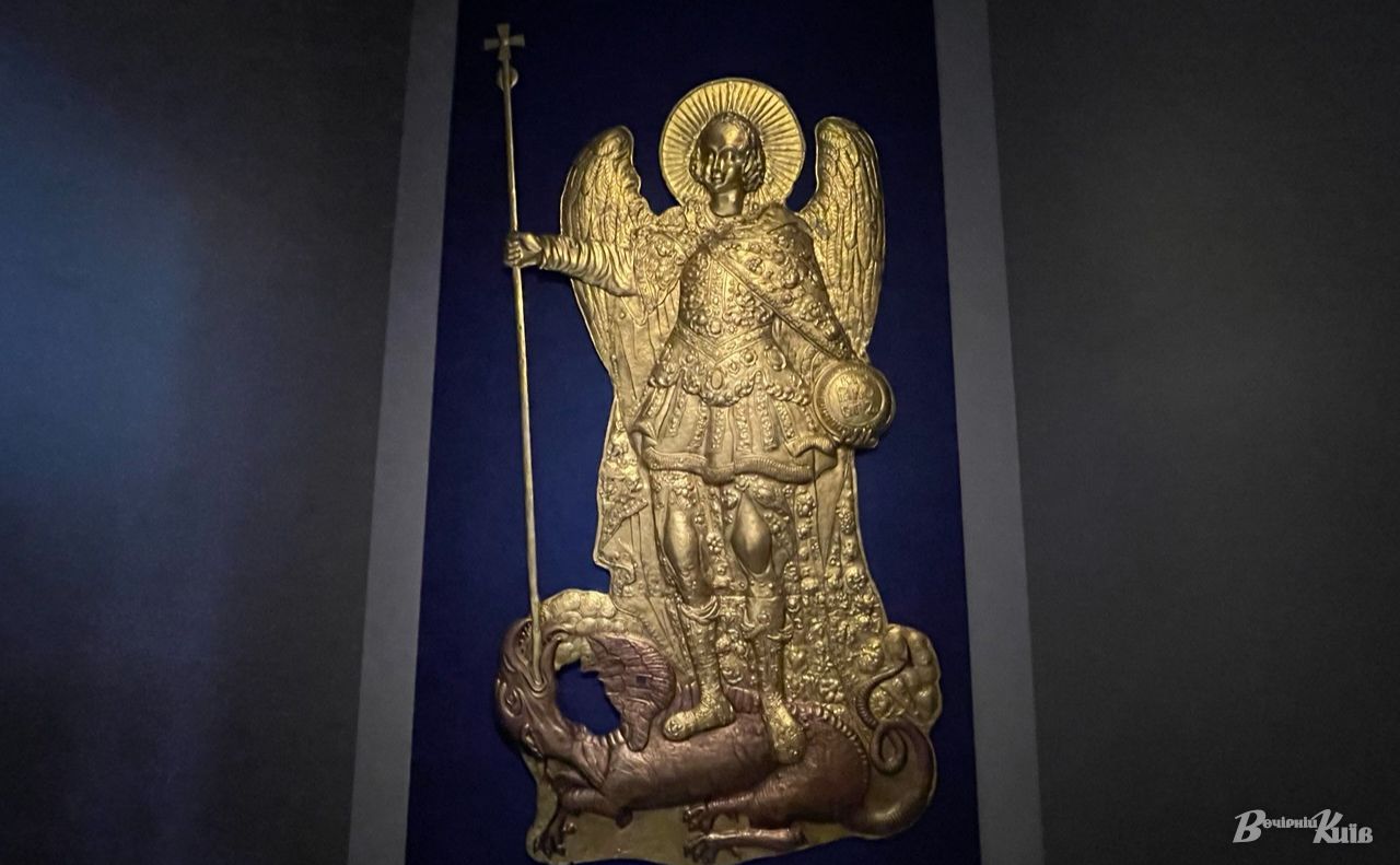 Старовинний барельєф Архистратига Михаїла в експозиції музею. Фото: Тетяна Асадчева