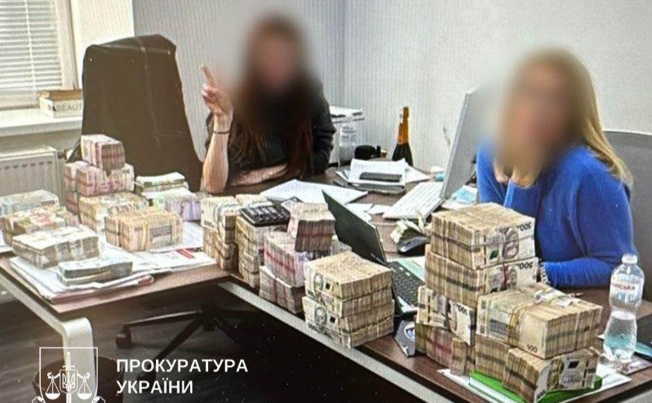 Вилучені кошти під час обшуку. Фото: ОГПУ