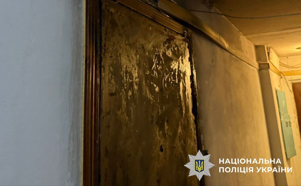 Підпалені двері. Фото: Національна поліція