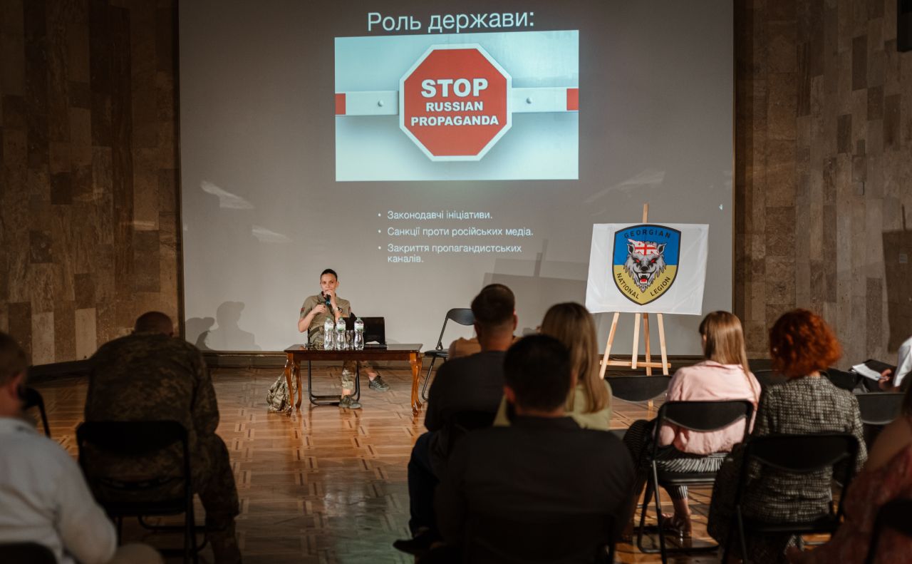 Лекцію про протидію російській пропаганді. Фото: Музей війни