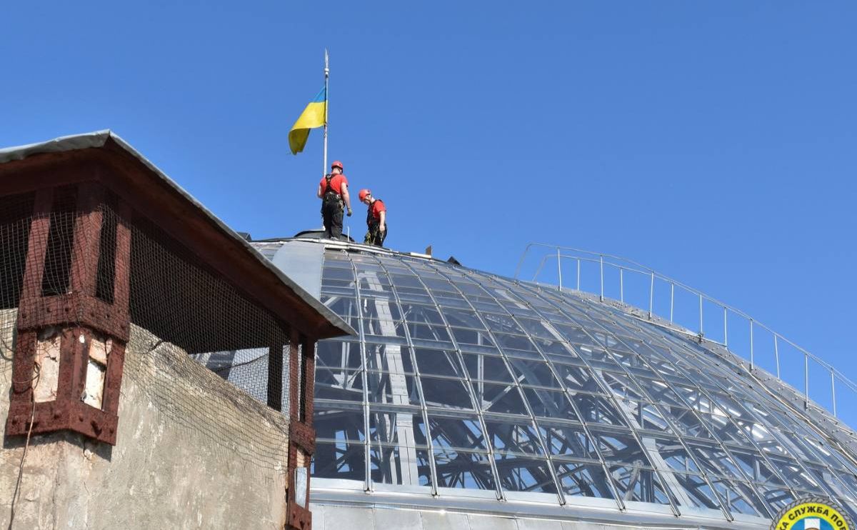 Карсівці на даху Будинку вчителя. Фото: КАРС