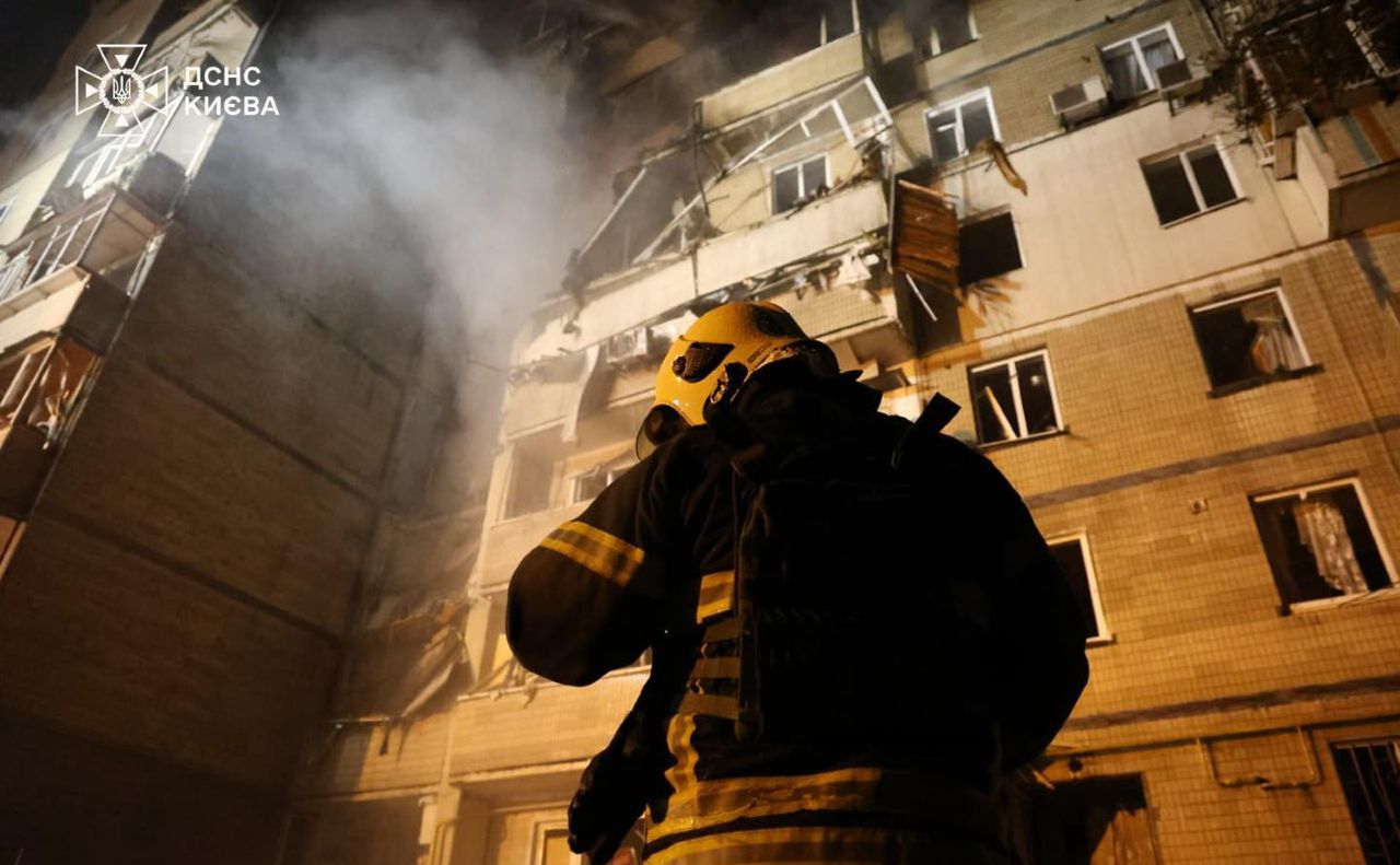 Рятувальник ДСНС у Києві в Святошинському районі після атаки рф. Фото: ДСНС Києва