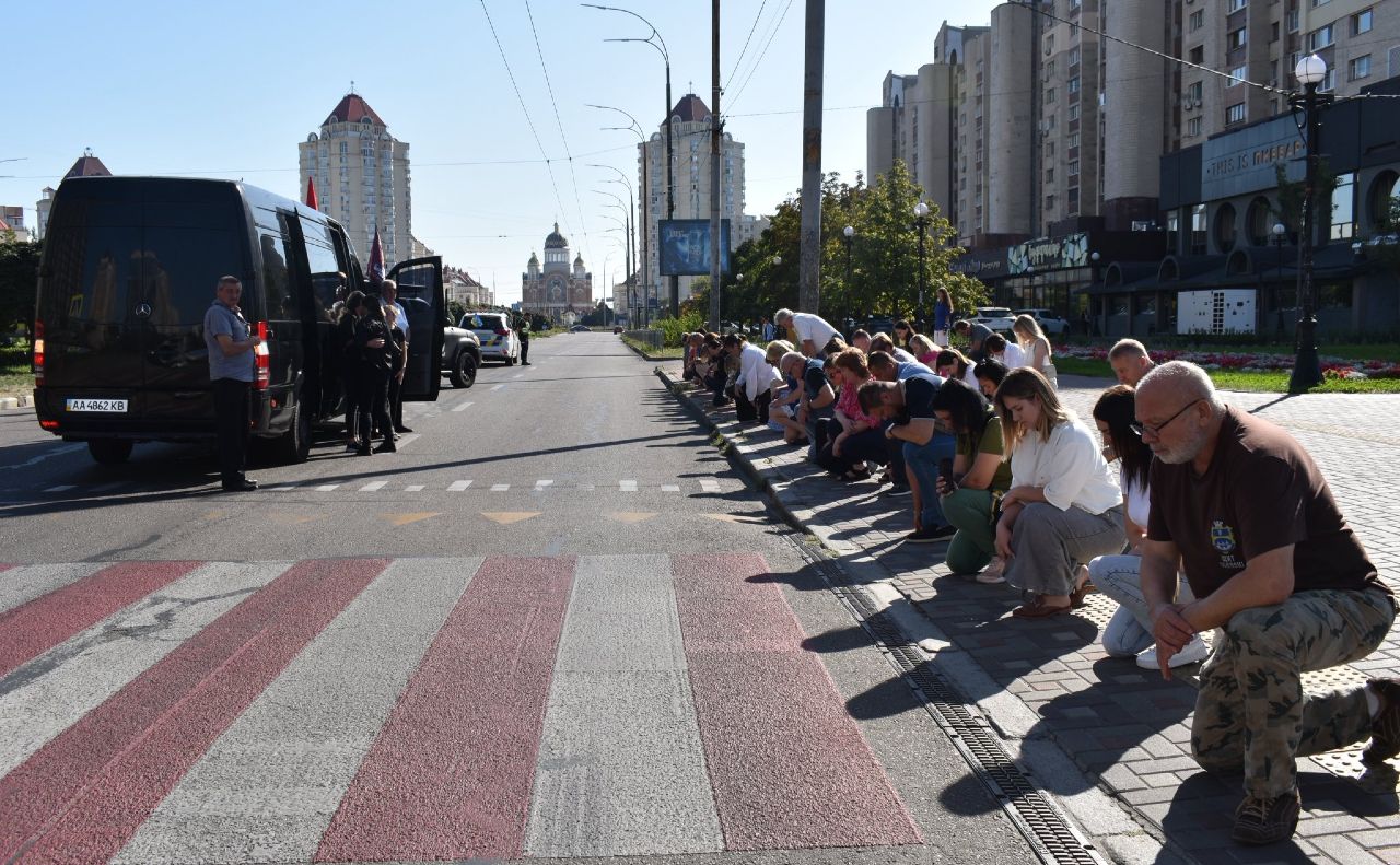 Прощання з загиблим захисником. Фото: фб-сторінка Кирила Фесика