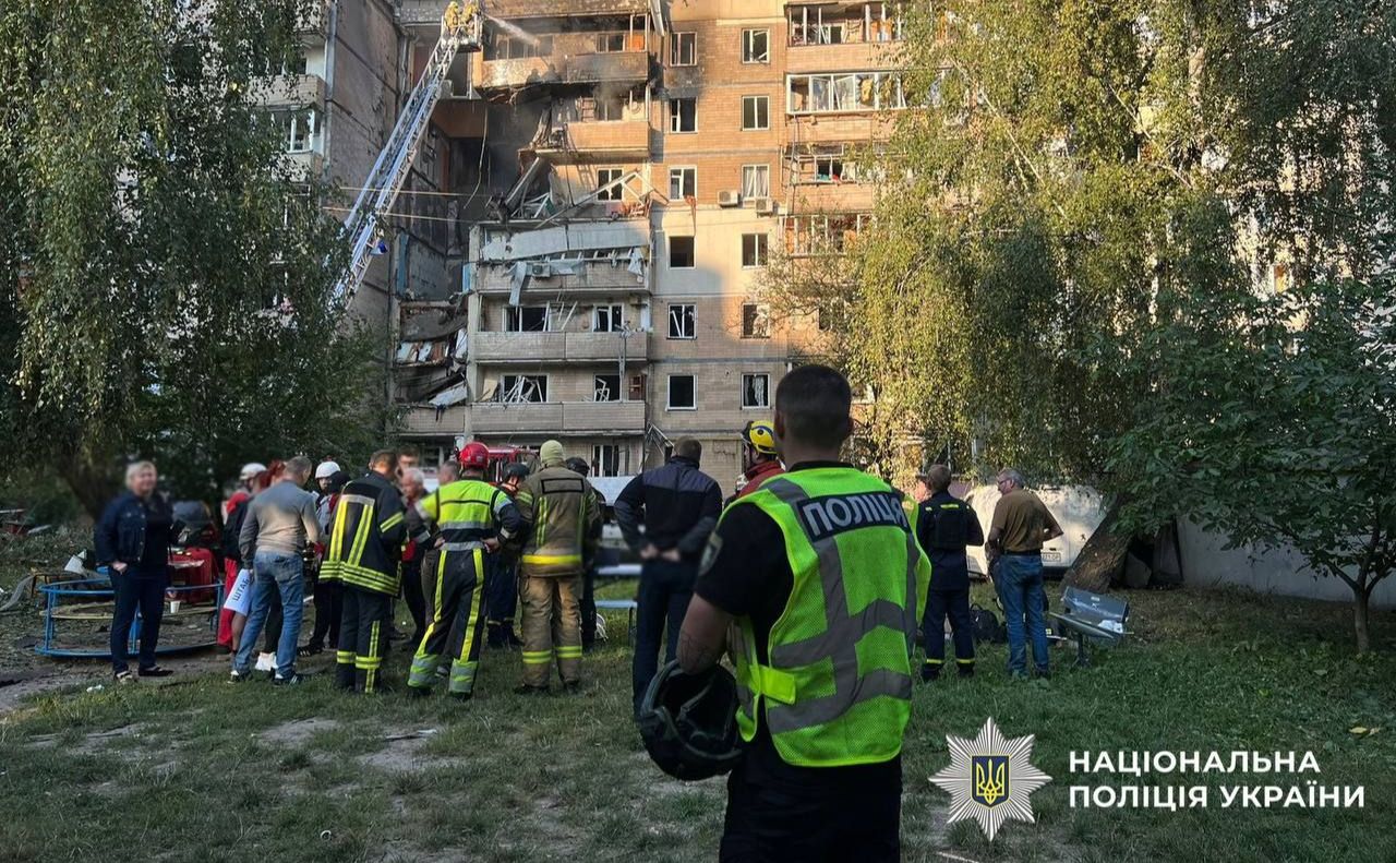 Поліція Києва біля пошкодженого «щахедом» під’їзду у Святошинському районі Києва. Фото: Нацполіція