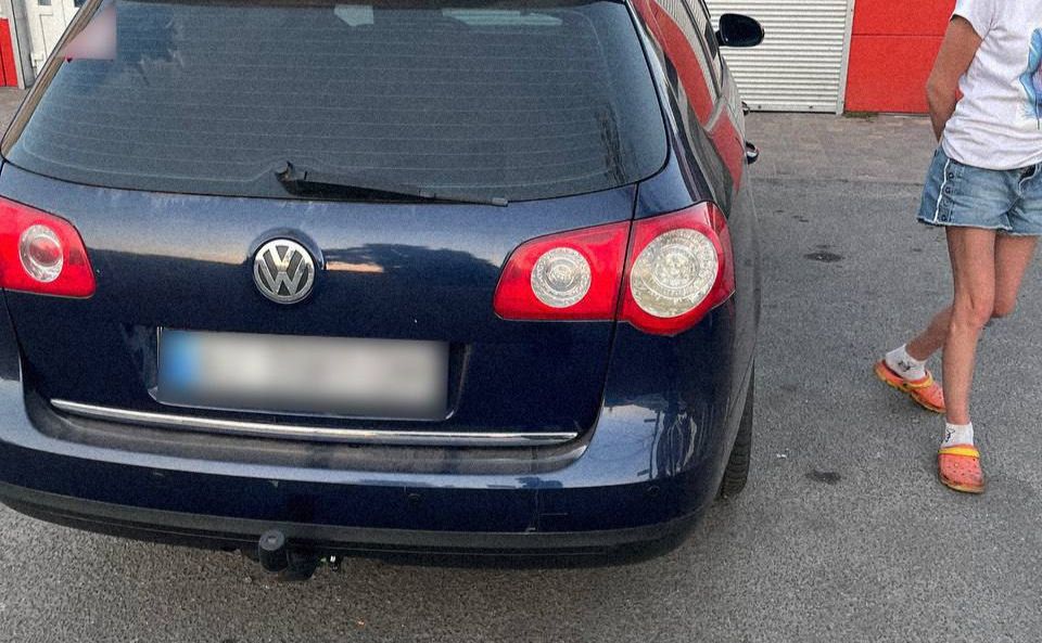 П’яна водійка біля свого авто. Фото: Нацполіція