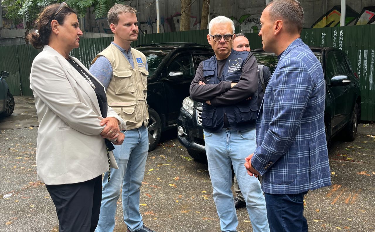 Петро Пантелеєв, Катаріна Матернова та Мацей Поповскі біля пошкодженого будинку. Фото: КМДА