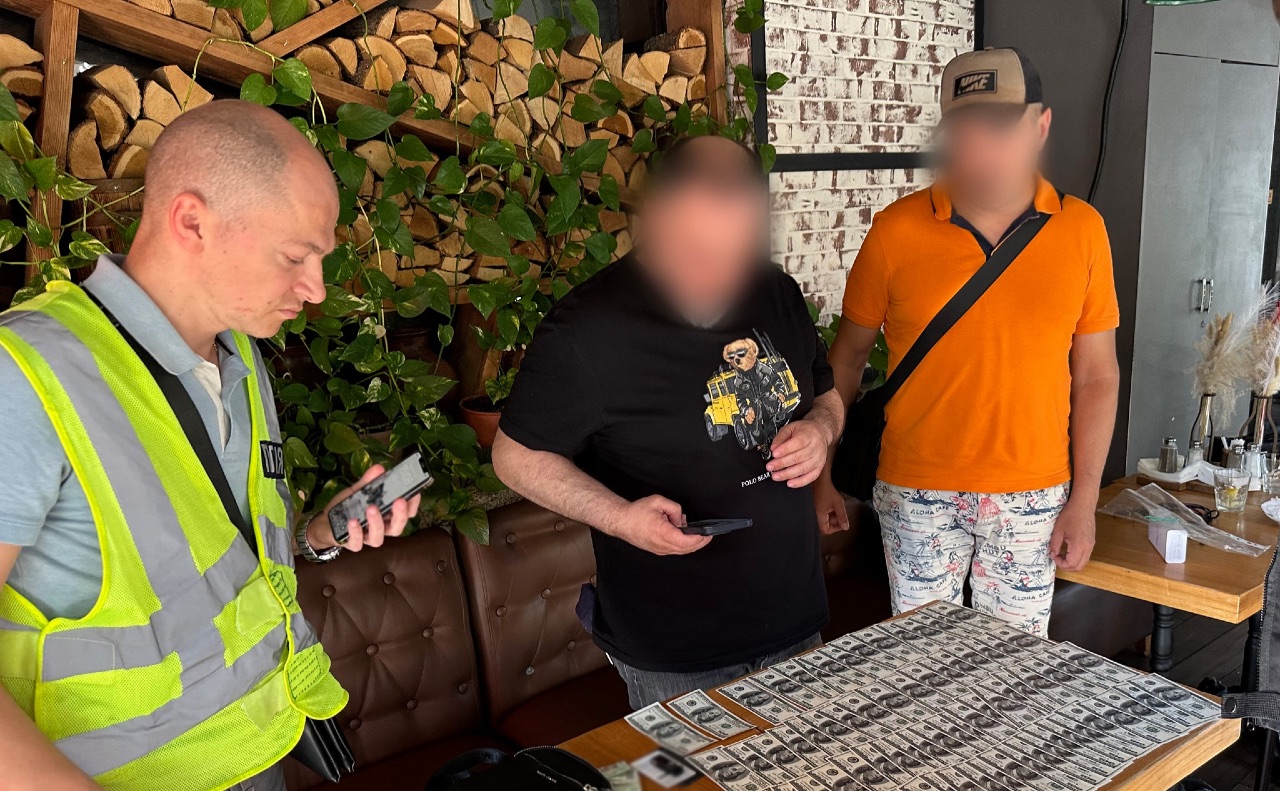 У столиці затримали посадовця Міноборони, який за 10 тисяч доларів обіцяв «бронь» від мобілізації