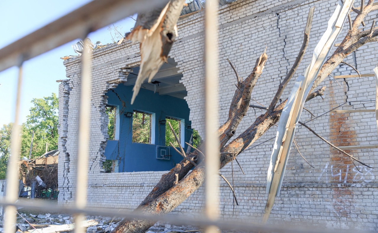 Пошкоджена школа в Києві. Фото: КМДА