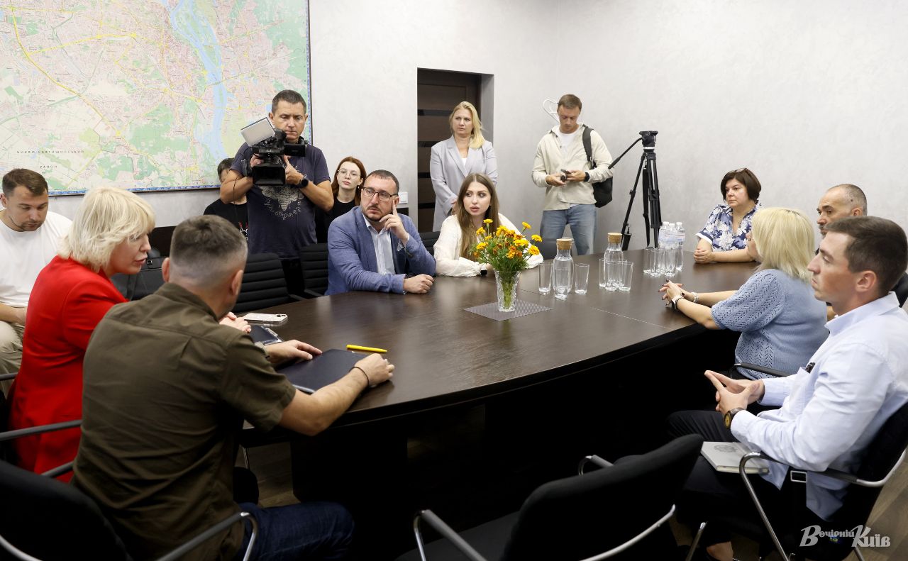 На церемонії підписання меморандуму були присутні представники комунальних ЗМІ. Фото: Борис Корпусенко