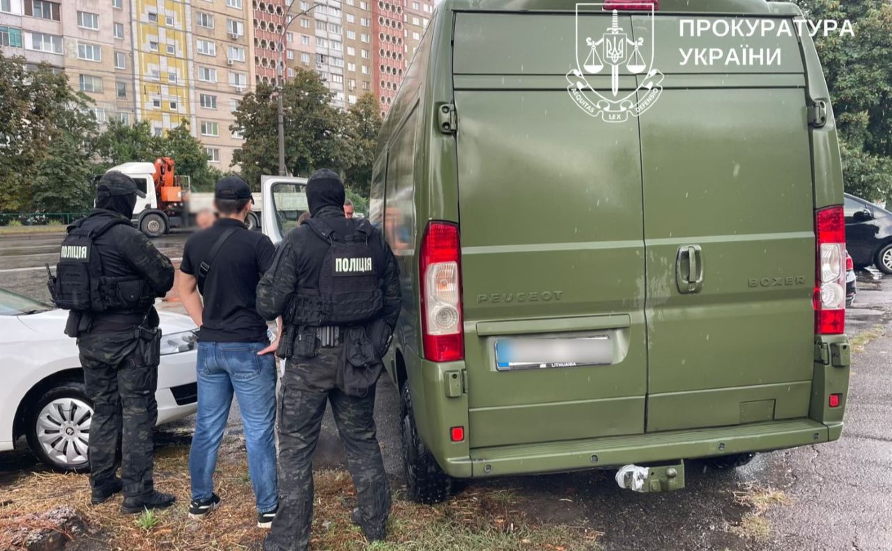 У підозрюваної під час обшуків вилучили 4 машини. Фото: КМП