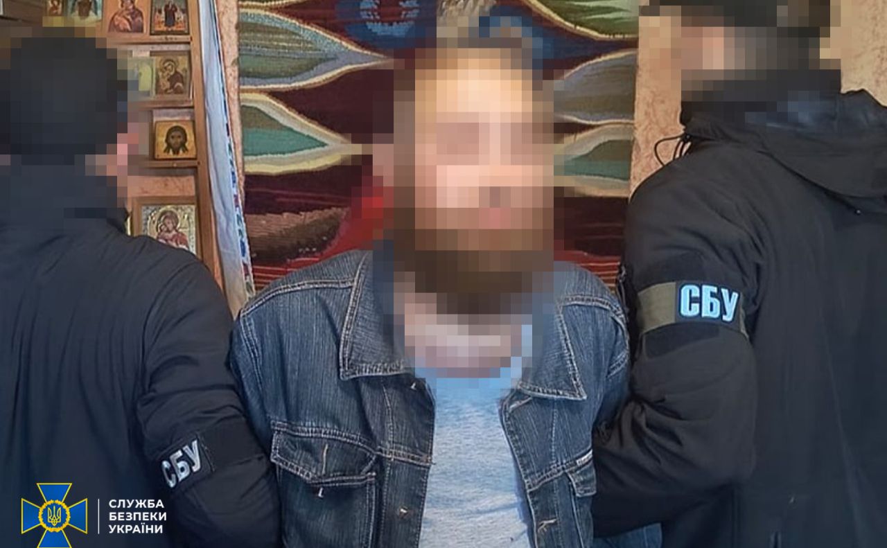 Священник у цивільному одязі шпигував для російських спецслужб. Фото: СБУ