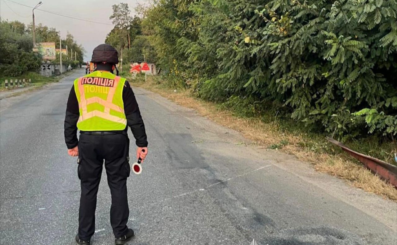 Поліцейський біля залізниці на Київщині. Фото: Нацполіція