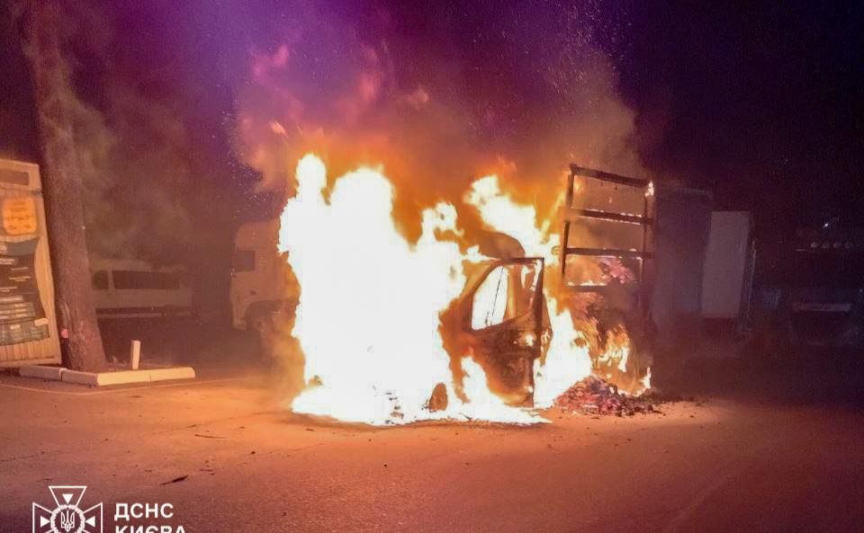 Рятувальники ліквідували пожежу у вантажівці. Фото: ДСНС у м Києві