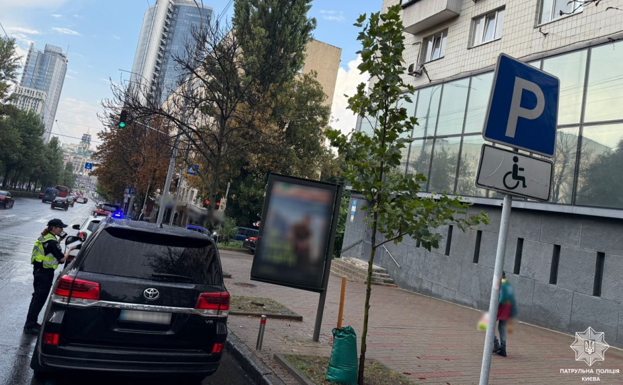 Патрульні зупинили порушника. Фото: патрульні