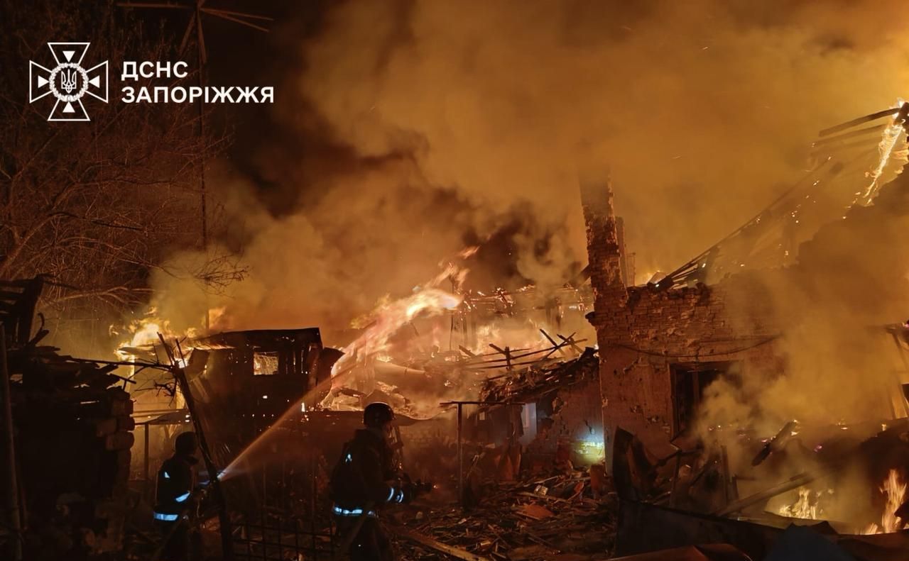 Рятувальники гасять пожежу. Фото: ДСНС