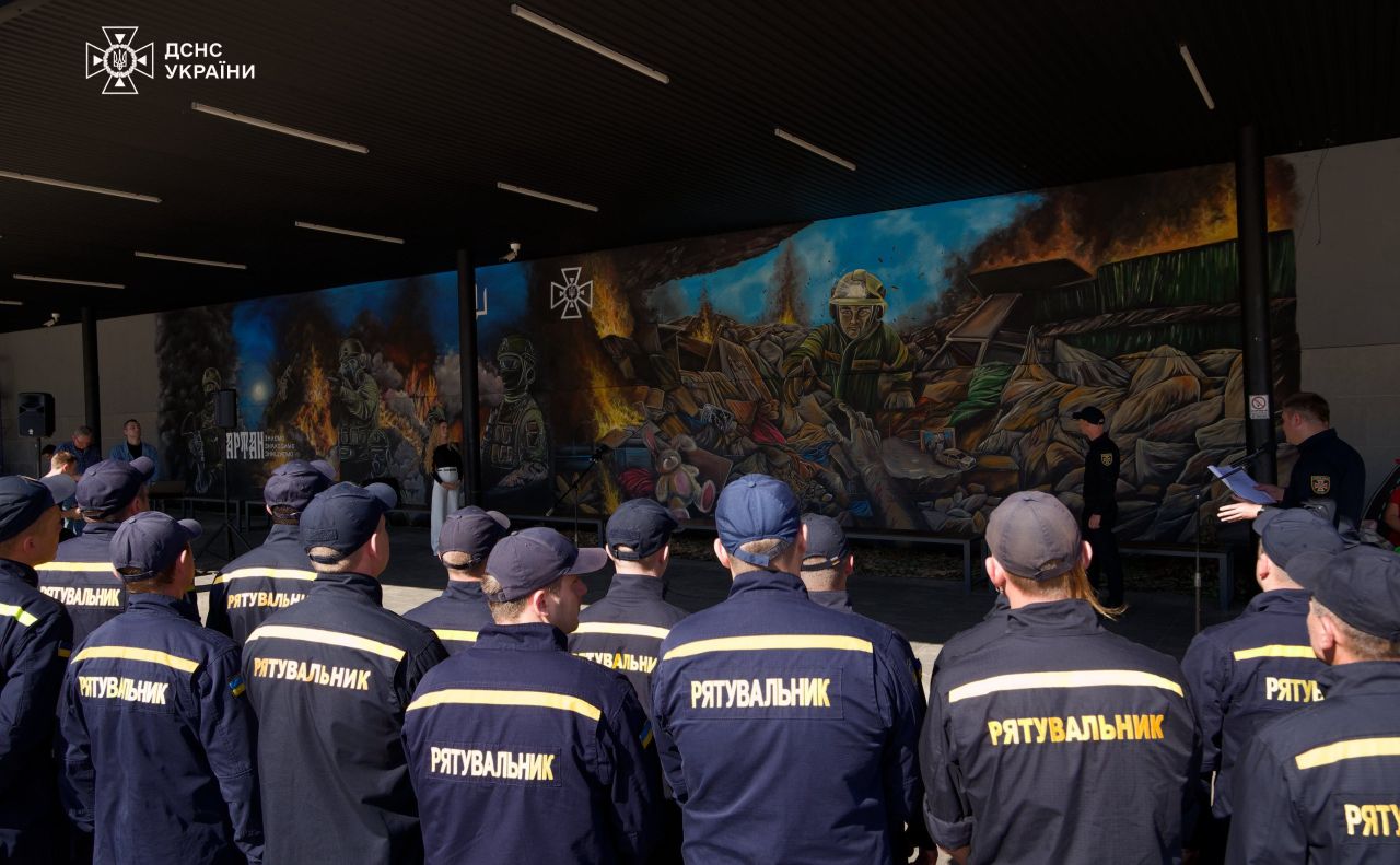 Рятувальники ДСНС на презентації стінопису. Фото: ДСНС