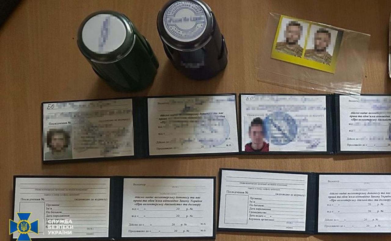 Вилучені СБУ документи та печатки «благодійників». Фото: СБУ
