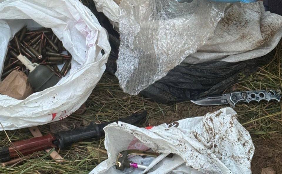 Речі, які знайшли у підозрюваного. Фото: Нацполіція