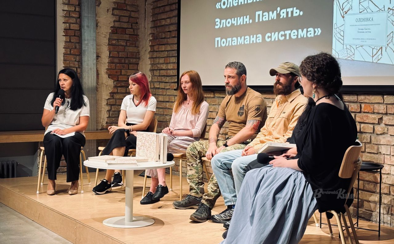 Під час презентації книги про Оленівку у книгарні. Фото: Анна Білоус
