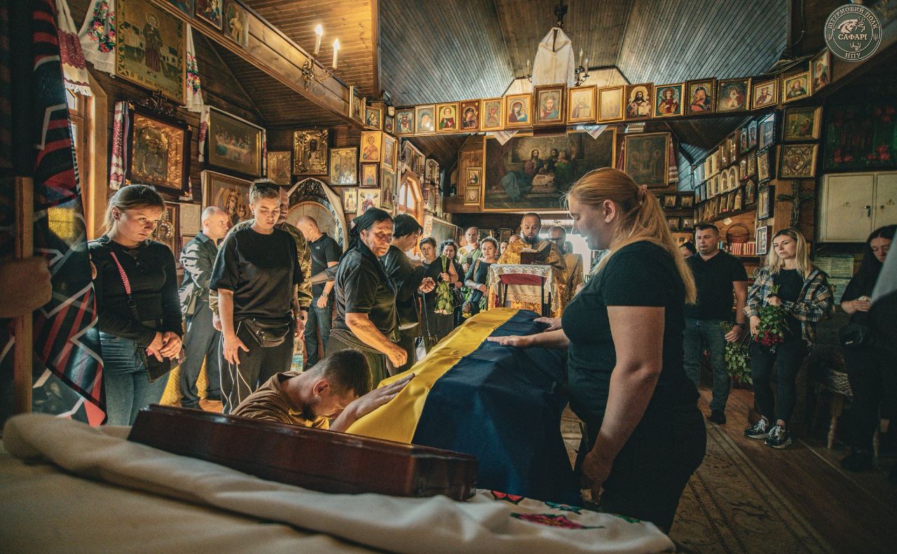 Відспівування нацгвардійця Владислава Хвостика у храмі. Фото: Нацполіція