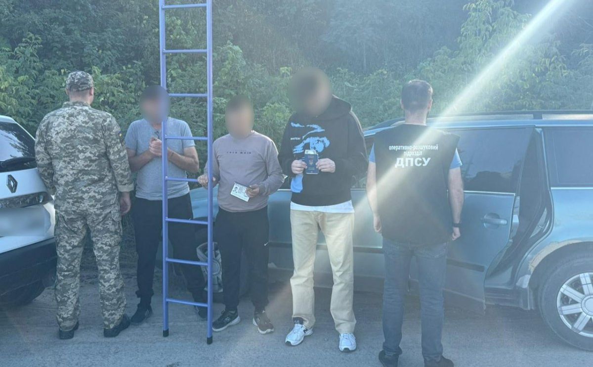 За допомогою драбини порушники сподівалися подолати загороджувальний паркан. Фото: ДПСУ