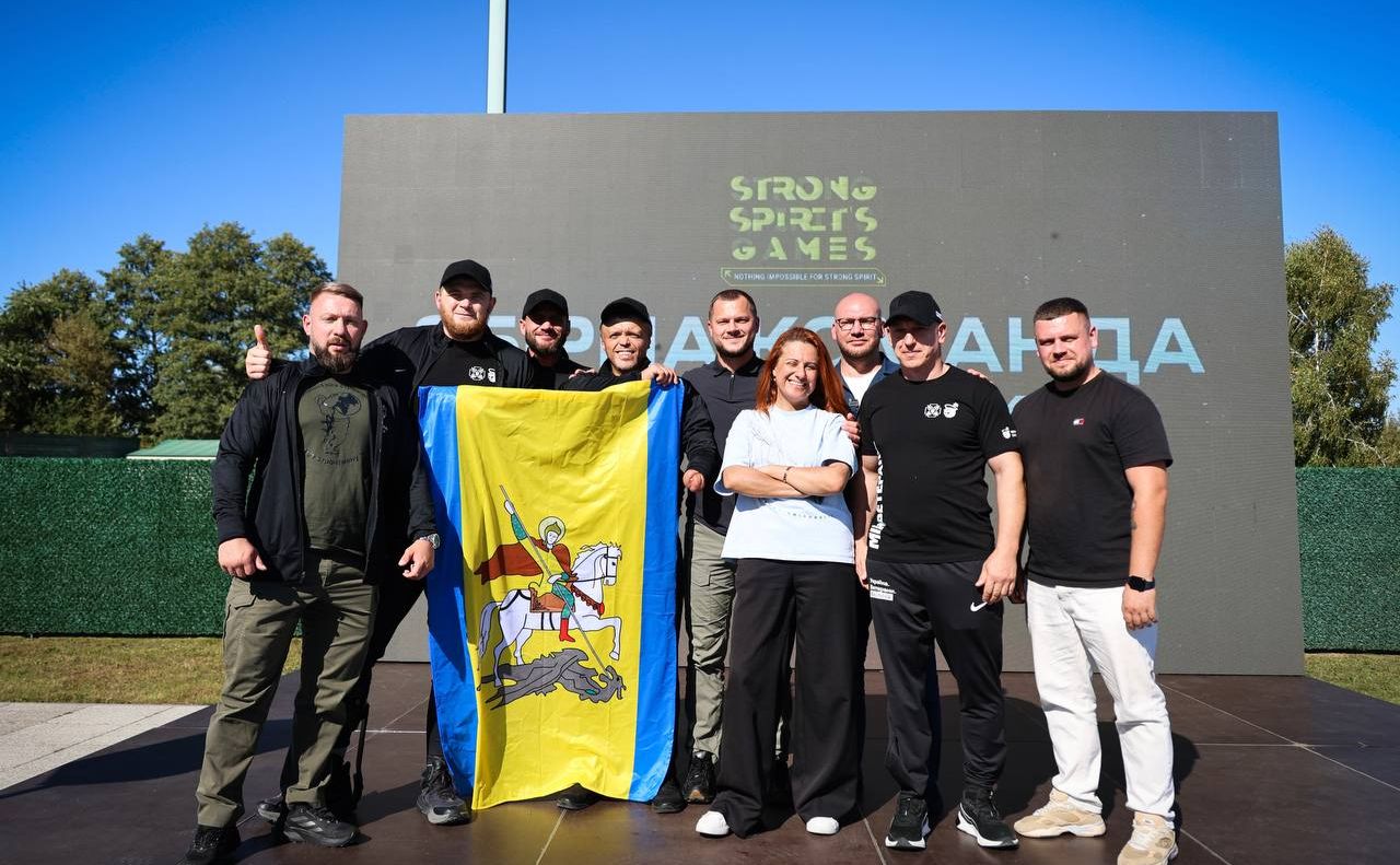Наталія Калмикова, міністерка у справах ветеранів зі спортсменами з Київщини перед від’їздом на Strong Spirit’s Games. Фото: КОВА