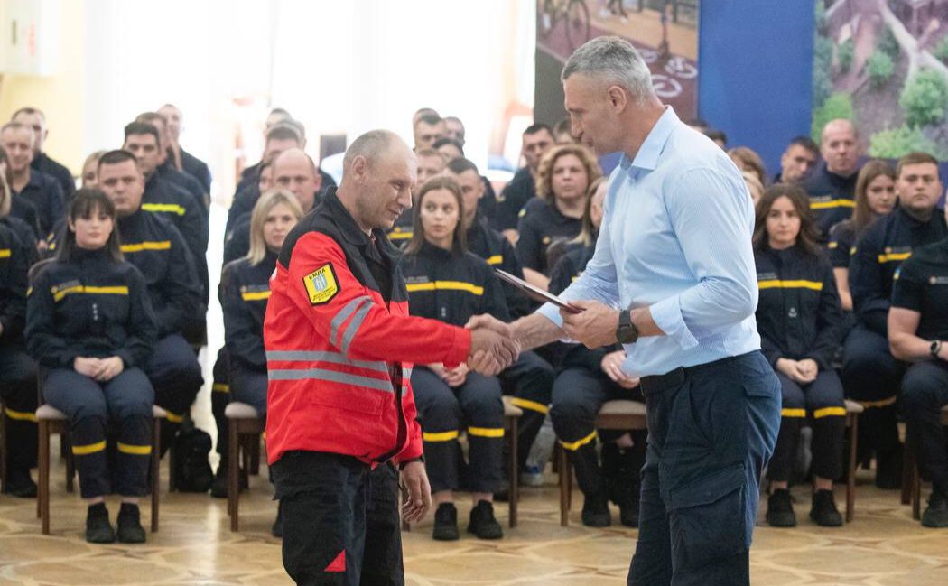 Мер Києва відзначив стійких та мужніх рятувальників. Фото: КМДА