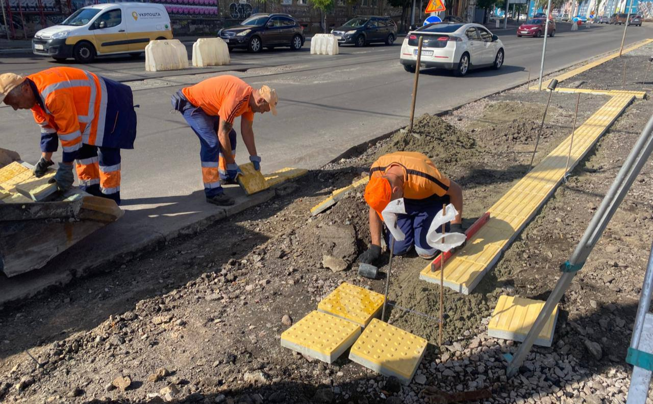 Фахівці КП ШЕУ Шевченківського району облаштовують ще один безбар’єрний підхід. Фото: КМДА