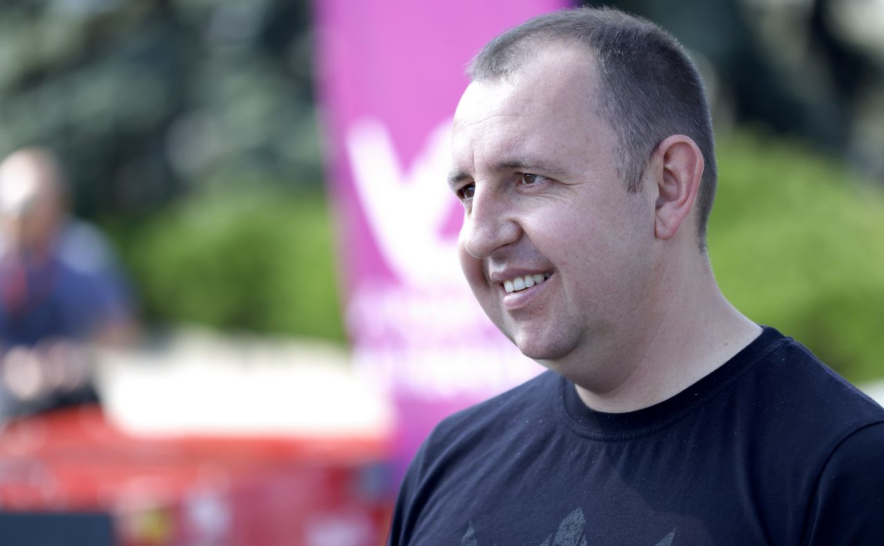 Володимир Гавриш під час передачі генераторів підрозділу «Птахи Мадяра»