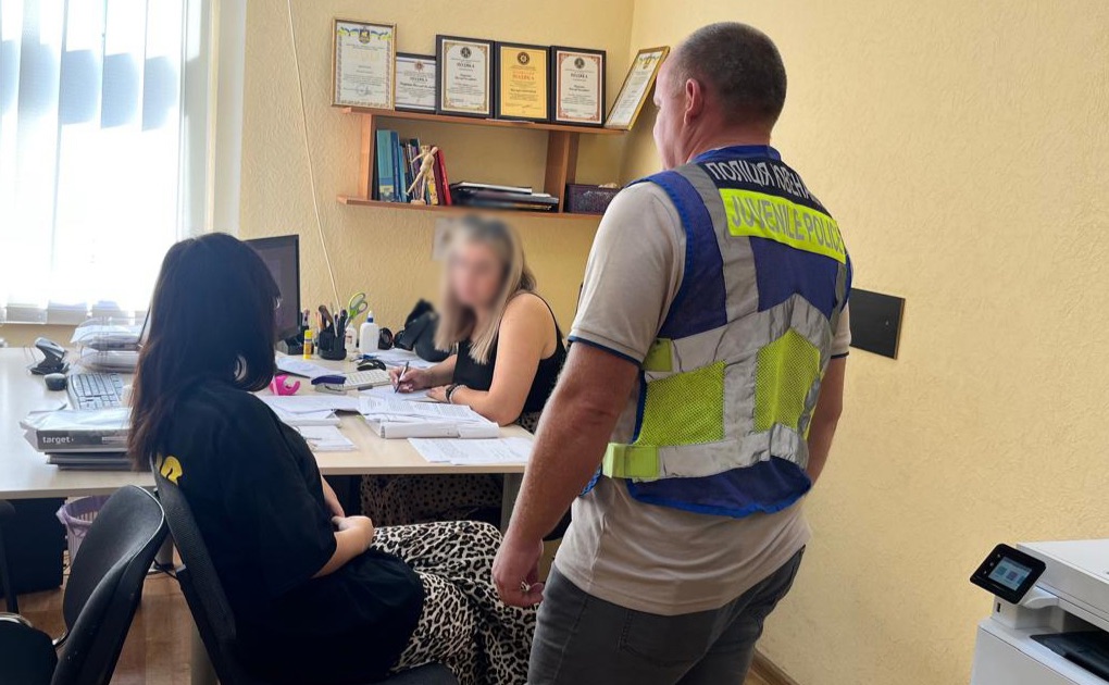 У суді також розглядатимуть питання про позбавлення підозрюваної батьківських прав. Фото під час розмови із підозрюваною