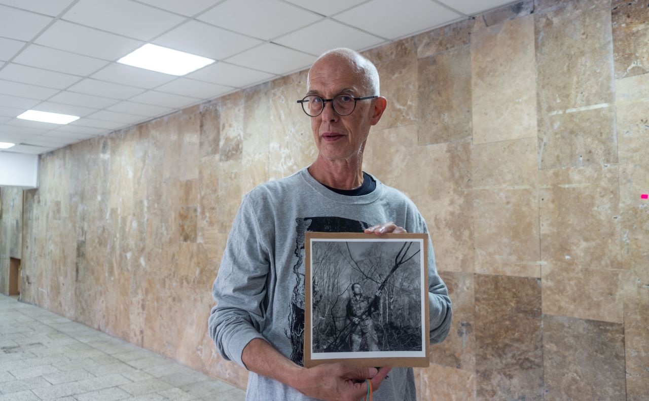 Томаш Свєржевський показує фото, яке його здивувало після проявлення плівки. Фото: Наталка Марків
