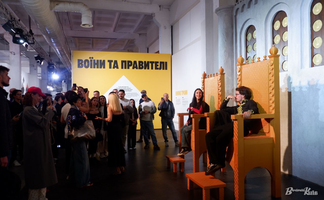 Кожен може примірятися до князівського трону. Фото: Наталка Марків