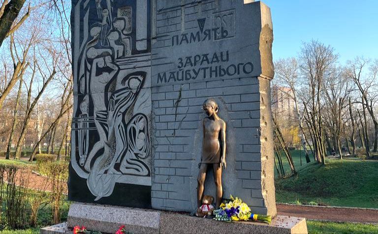 Пам’ятний знак «Пам’ять заради майбутнього» на території заповідника «Бабин Яр». Фото: Офіс президента