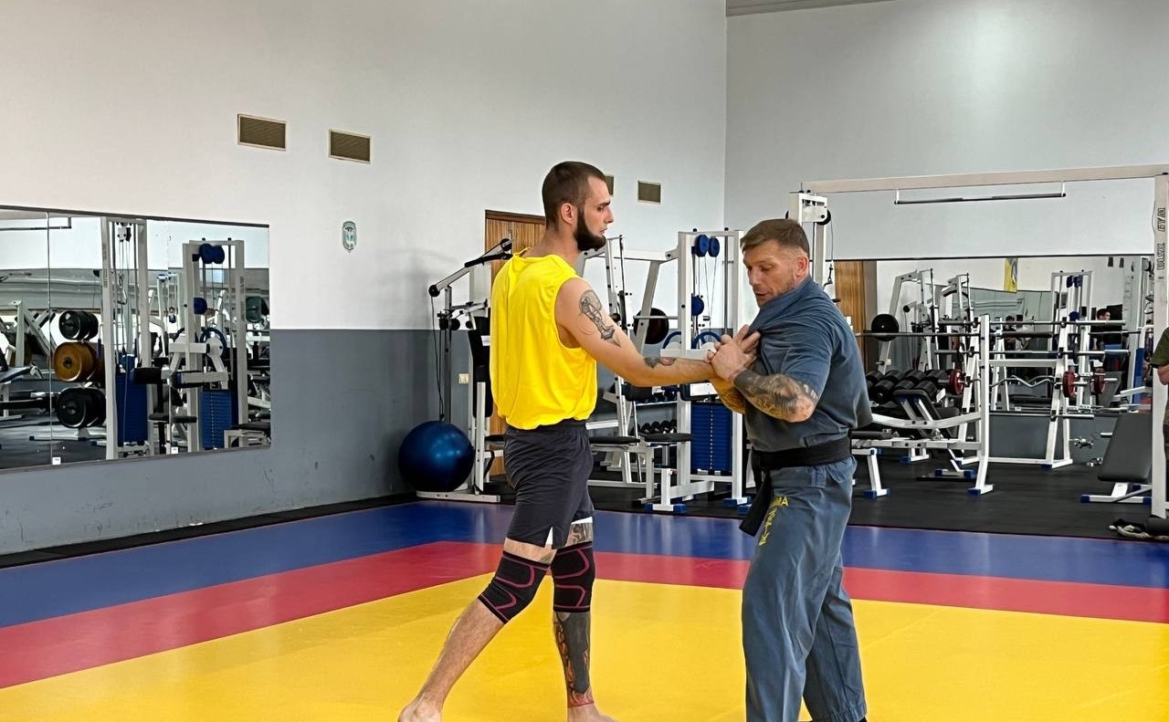 Під час заняття поліцейські відпрацьовували практичні прийоми рукопашного бою. Фото: поліція