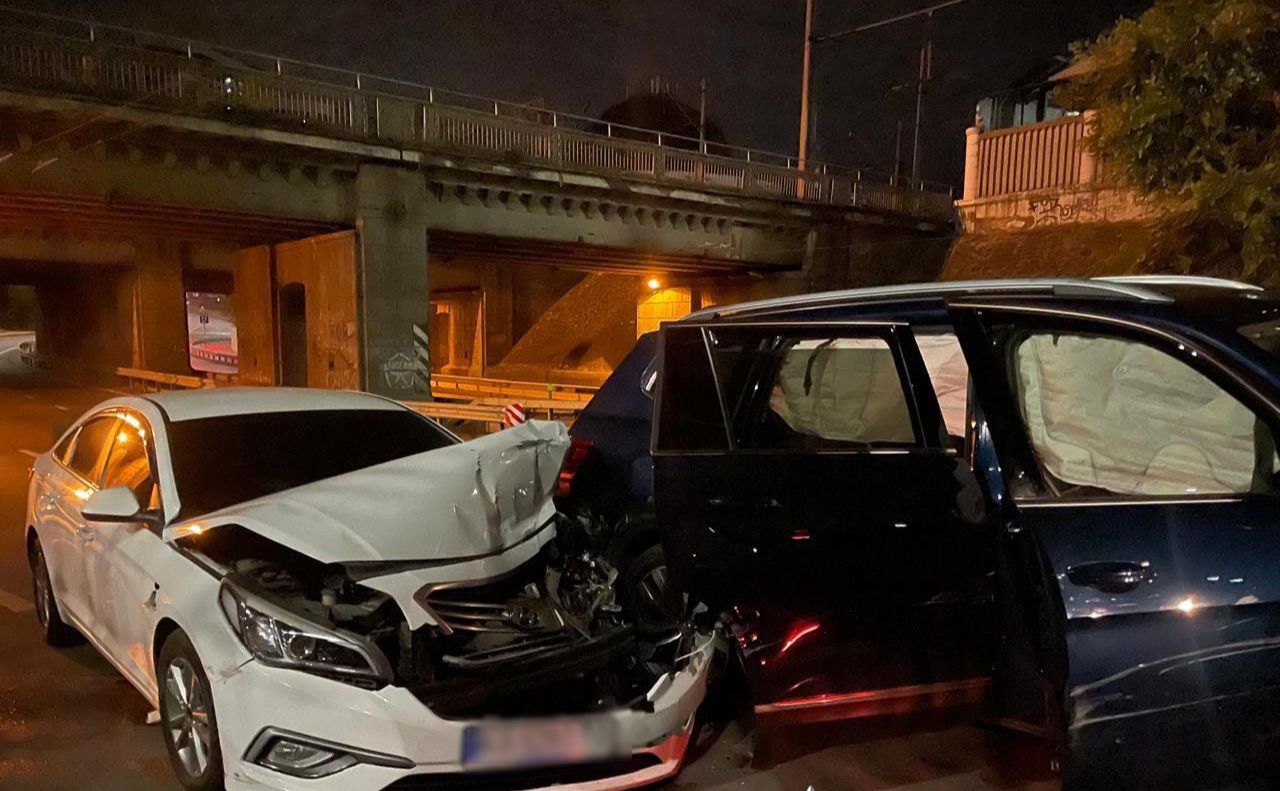 Водій Volkswagen наздогнав Hyundai на вулиці Гетьмана Павла Скоропадського