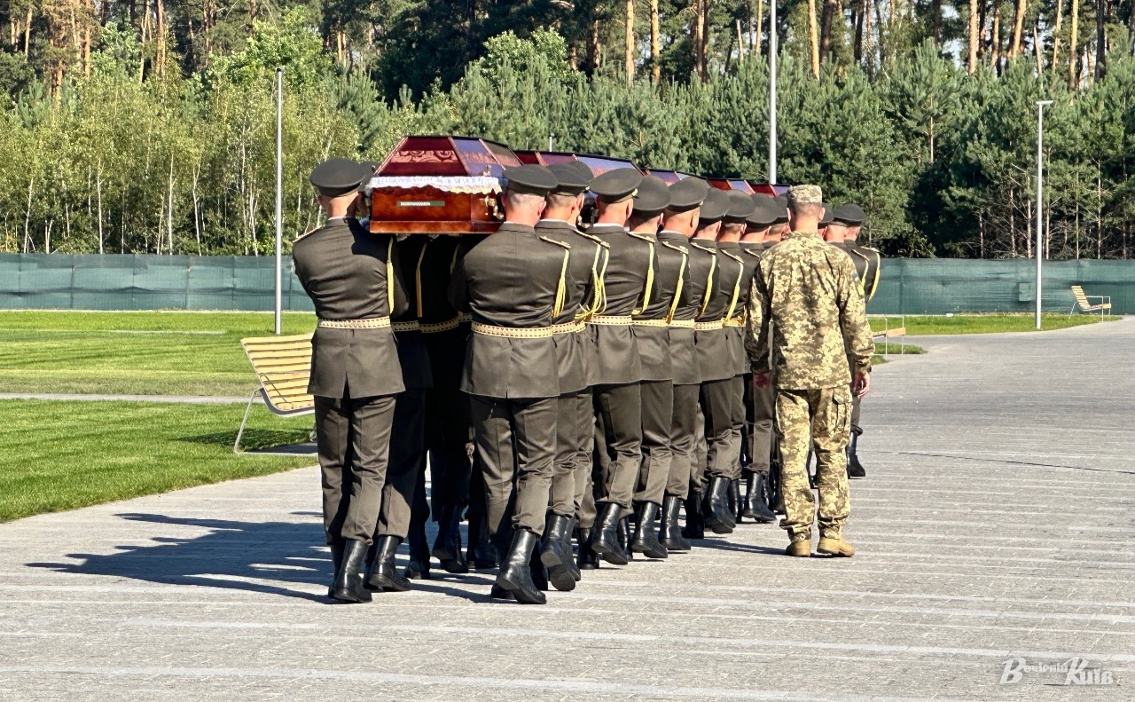 Поховання відбуваються як у традиційний спосіб, так і шляхом захоронення урн із прахом. Фото: Даша Гришина