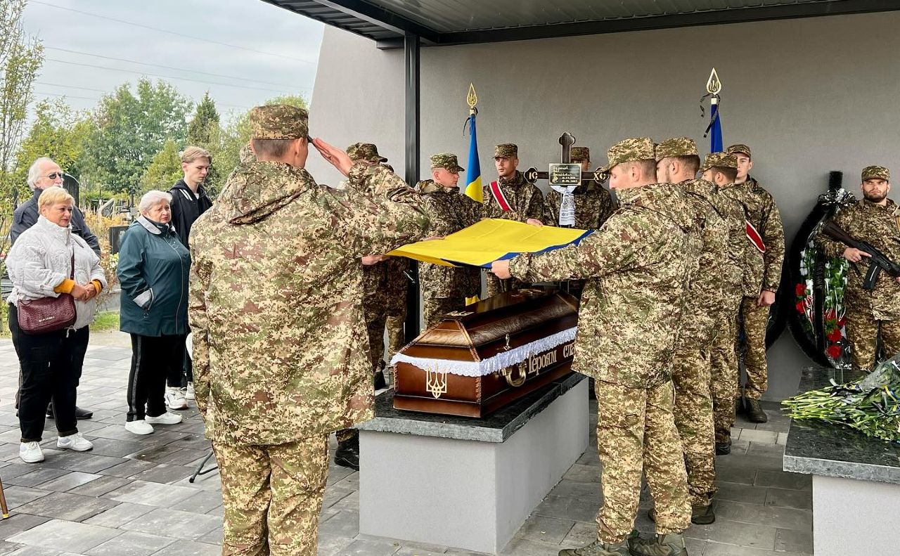 Військові передали знамено, яки вкривали труну з тілом загиблого воїна, його рідним. Фото: Бучанська міська рада