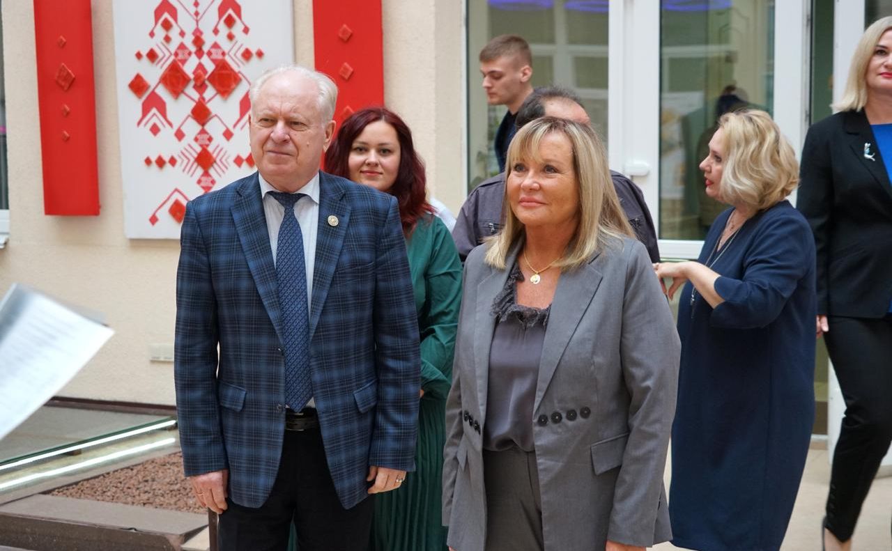 Виконувач обов’язків ректора університету Олександр Турунцев та Надзвичайний та Повноважний Посол Аргентинської Республіки в Україні, пані Елена Летісія Тереса Мікусінські. ФОТО: Університет Грінченка