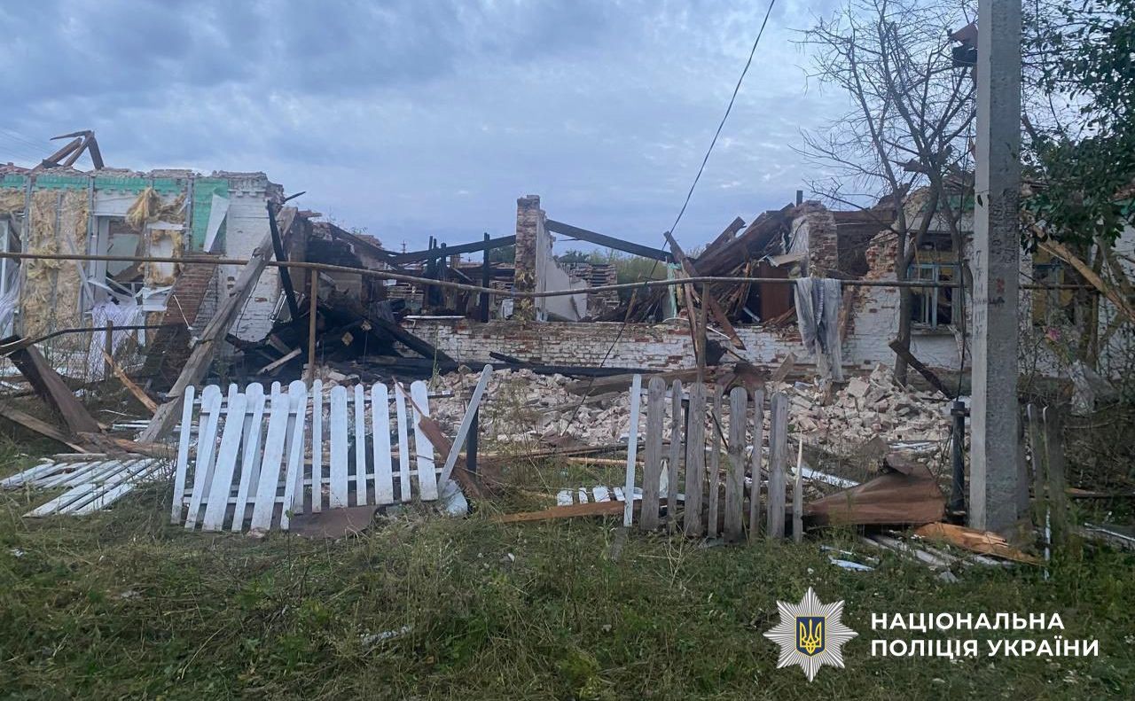 Зруйнований будинок. де жила вбита росією сім’я на Сумщині. Фото: Нацполіція