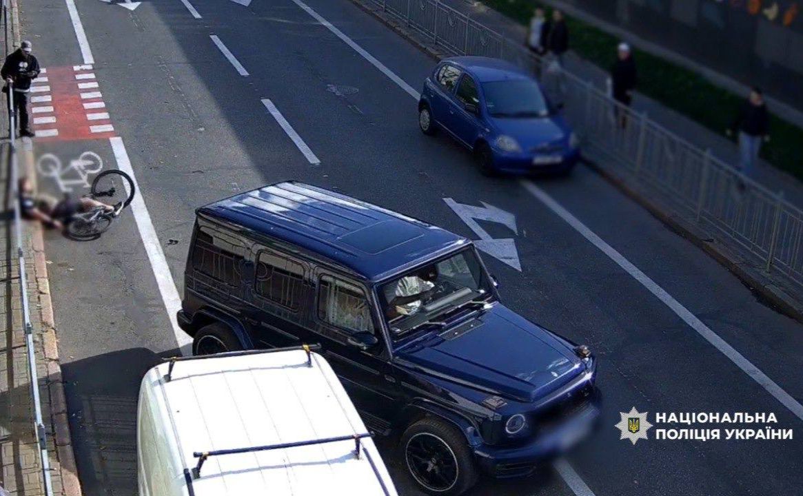 На місці нападу водія іномарки на велосипедиства на Подолі. Фото: Нацполіція