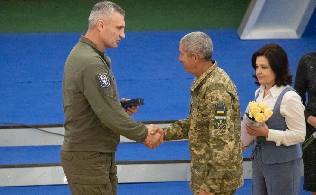 Віталій Кличко вручив відзнаку освітянину-захиснику. Фото: КМДА