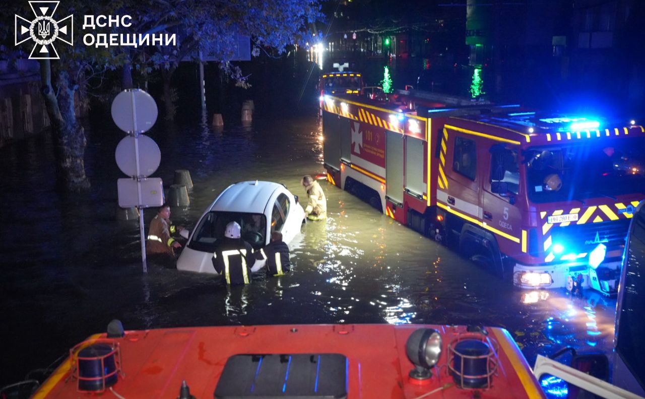 Всю ніч рятувальники допомагали евакуювати людей з водяних пасток. Фото: ДСНС Одещини