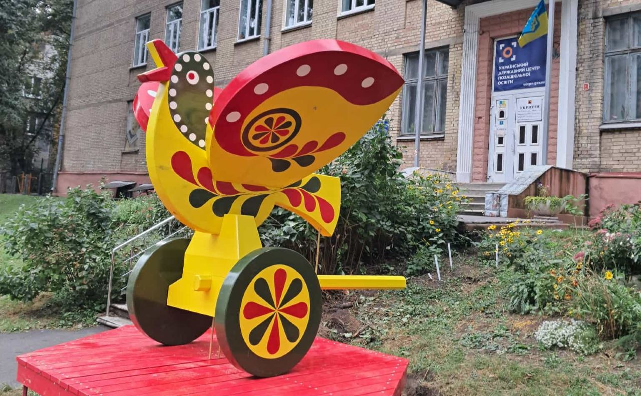 «Яворівська пташка» біля музею. Фото: ГО «Яворівська пташка»