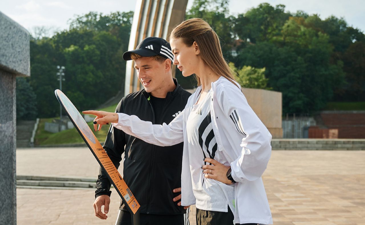 Вздовж маршрутів є таблички, які допомагають орієнтуватися та ведуть до цифрового контенту. Фото: сайт КМДА