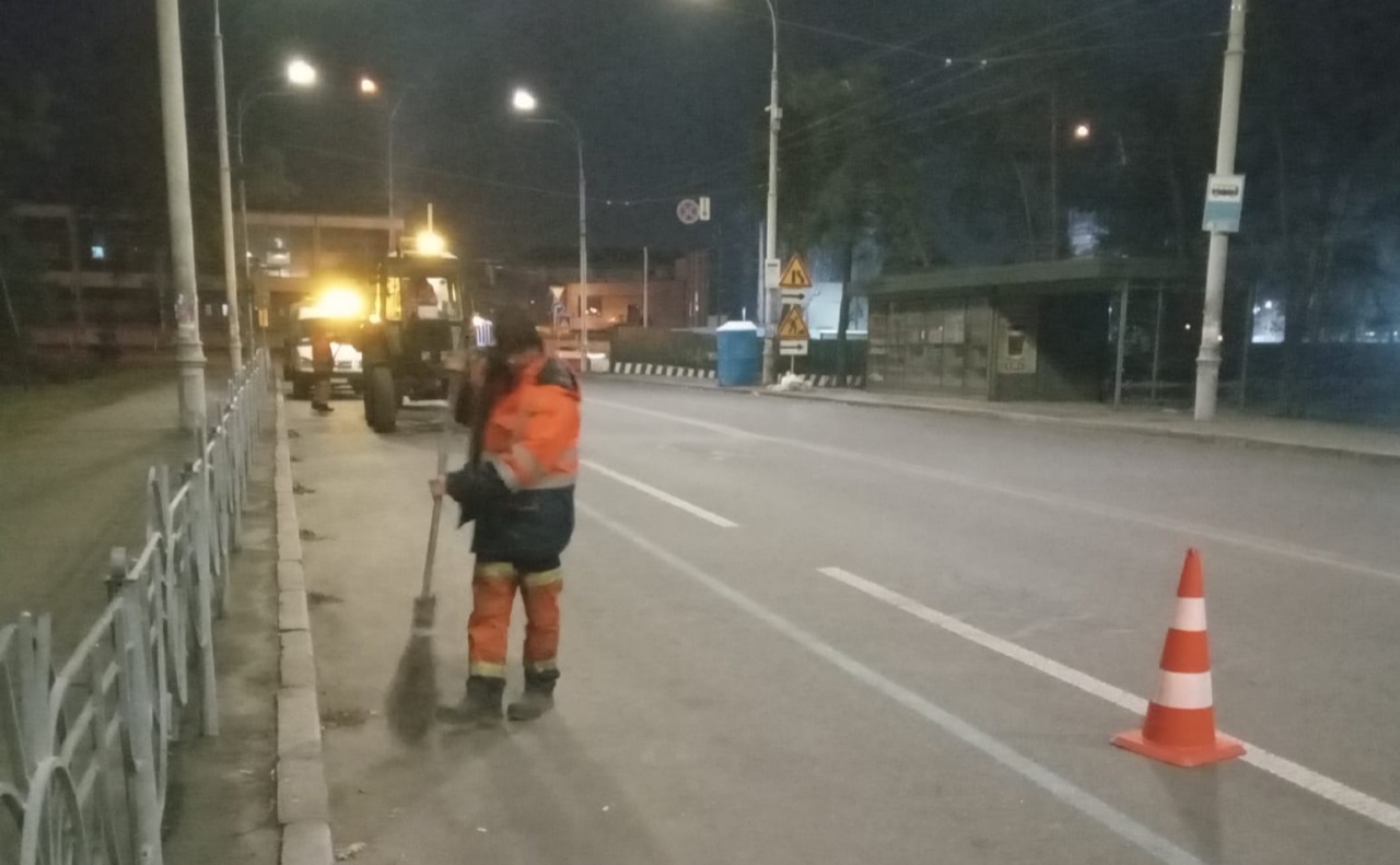 Окрема увага приділяється прибиранню зупинок громадського транспорту та підземних пішохідних переходів. Фото: Дніпровська районна в місті Києві державна адміністрація